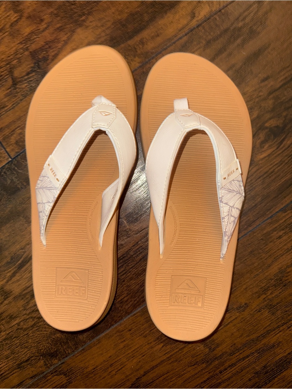 Reef Tan and White Women's Flip Flops NWOT